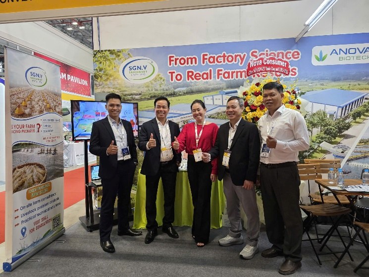 Female leader in a red shirt with the SaigonVet team at the booth