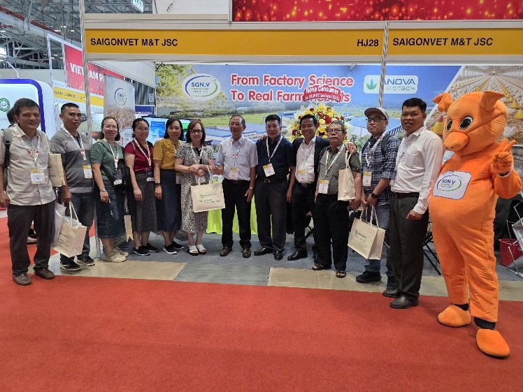 Nhóm khách hàng và đối tác tham quan gian hàng SaigonVet