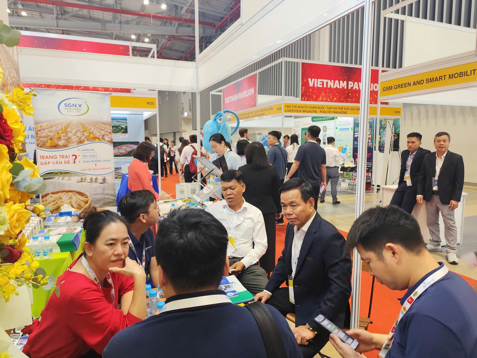 Không khí trao đổi và tư vấn tại gian hàng SaigonVet